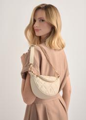 Dámska prešívaná kabelka TOREC-1091-0B(W26) v krémovej farbe, pohľad spredu na produkt na siluete modelky.