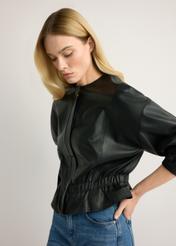 Dámska čierna kožená bunda KURDS-0570-99(W26), bočný pohľad na produkt na modelke. Viditeľná polovica siluety.