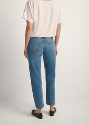 Dámske tmavomodré džínsy JEADT-0011-7C(W26), pohľad na modelku zozadu. Viditeľná polovica siluety.