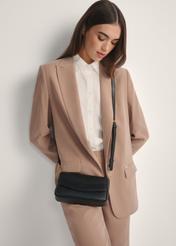 Malá čierna dámska kabelka TOREC-1163-99(W26), pohľad spredu na produkt na modelke, viditeľná polovica siluety.