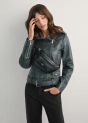 Dámska čierna ľadvinka z umelej kože TOREC-1194-99(W26) - pohľad spredu na produkt, na modelke, na svetlom pozadí. Viditeľná silueta po kolená.