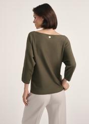 Dámska blúzka v khaki farbe BLUDT-0178-54(Z25), produkt viditeľný zozadu na modelke, viditeľná polovica siluety.