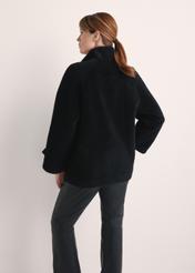 Dámsky vlnený kožuch v čiernej farbe FUTDW-0032-99(Z25) - pohľad na produkt zozadu na modelke na bielom pozadí. Viditeľná polovica siluety.