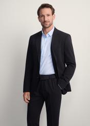 Čierna pánska bunda MARMT-0019-99(Z25), pohľad spredu na produkt na modelke, viditeľná polovica siluety.-02