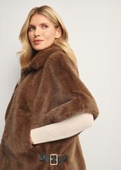 Hnedá dámska vesta KAMDP-0007-89(Z25), bočný pohľad na výrobok na modelke, viditeľná polovica siluety.