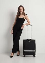 Malý kufor na kolieskach WALNY-0044-99-19(W26), pohľad spredu na produkt vedľa siluety modelky.