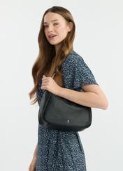 Nevystužená čierna taška cez rameno TOREC-0885A-99(W25), pohľad spredu na produkt na modeli. Viditeľná je polovica siluety.