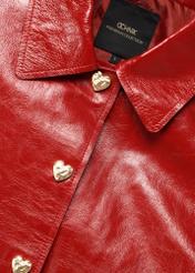 Červená krátka dámska bunda KURDS-0612-4B(W26), detailný záber produktu na bielom pozadí.