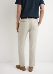 Pánske béžové kostýmové nohavice so vzorom rybej kosti SPOMT-0117-1B(W26), pohľad na produkt zozadu na modeli. Viditeľná polovica siluety.