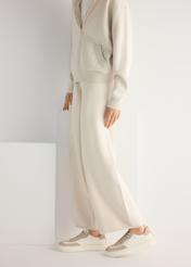 Dámske kožené tenisky krémovej farby BUTYD-1260-0B(W26), pohľad na produkt z boku na modelke, viditeľná polovica siluety.