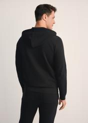 Pánska čierna mikina s kapucňou BLZMT-0074-99(Z25), pohľad na produkt zozadu na modelke. Viditeľná polovica siluety.