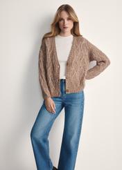 Dámsky kardigan v ťavej farbe KARDT-0054-24(Z25) - pohľad spredu na bielom pozadí. Viditeľná celá silueta.