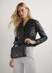 Čierna kožená taška cez rameno TORES-1266-9I(W26) - pohľad spredu na produkt, na modeli, na svetlom pozadí.