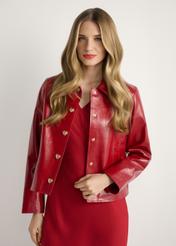 Červená krátka dámska bunda KURDS-0612-4B(W26), pohľad na produkt spredu na modelke, viditeľná polovica siluety.