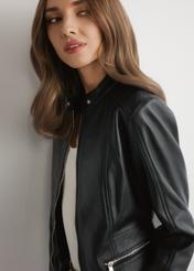 Dámska čierna kožená bunda KURDS-0603-99(W26) - pohľad spredu na výrobok, na modelke, na svetlom pozadí. Viditeľná polovica siluety.