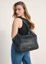 Veľká čierna kožená dámska kabelka TORES-1042D-99(Z25) - pohľad spredu na produkt na modeli na bielom pozadí. Viditeľná je polovica zadnej strany.