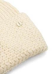 Béžová dámska čiapka s brmbolcom CZADT-0217-81(Z25), detail produktu na bielom pozadí.