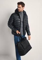 Čierna pánska taška TORMN-0369-99(Z25), diagonálny pohľad na produkt na modelke, viditeľná polovica siluety.