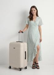 Veľký kufor na kolieskach WALAB-0040-0C-28(W26), pohľad na produkt diagonálne vedľa modelu, viditeľná je celá silueta.