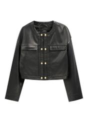 Dámska krátka čierna kožená bunda KURDS-0597-99(W26), pohľad spredu na bielom pozadí.