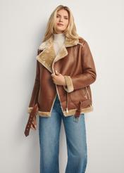 Dámsky hnedý krátky kabát z ovčej kože KOZDP-0001A-89(Z25), pohľad spredu na výrobok na modelke, viditeľná polovica siluety.