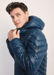 Pánska bunda v tmavomodrej farbe KURMT-0380-69(Z25), výrobok viditeľný z boku na modelke, detailný záber na rukáv.