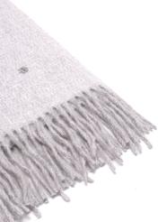 Dámska šedá šatka so strapcami SZADT-0209-91(Z25), detailný záber produktu na bielom pozadí.