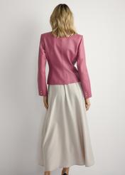 Dámska ružová kožená bunda KURDS-0599-5D(W26) - pohľad na výrobok zozadu, na modelke, na svetlom pozadí. Viditeľné celé telo.