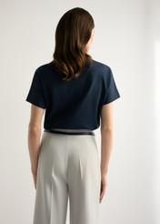 Dámske tmavomodré tričko z mercerizovanej bavlny TSHDT-0154-7E(W26) - pohľad zozadu na produkt, na modelke, na svetlom pozadí. Viditeľná silueta po kolená.