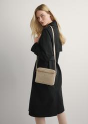 Béžová malá kožená dámska kabelka TORES-1269-1B(W26) - pohľad spredu na produkt, na modeli, na svetlom pozadí.