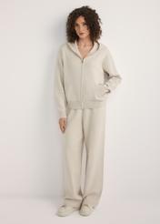 Dámska béžová mikina s kapucňou BLZDT-0120-1A(W26), pohľad na produkt spredu na modelke. Viditeľné celé telo.