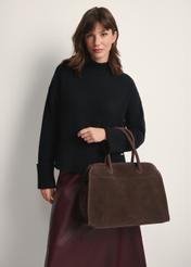 Hnedá semišová kabelka TORES-1191-89(Z25), pohľad spredu na produkt na modelke, viditeľná polovica siluety.