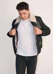 Pánska čierna kožená letecká taška KURMS-0214A-5365(Z25), pohľad spredu na produkt na modelke. Viditeľná polovica siluety.