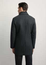 Pánsky vlnený kabát sivej farby PLAMT-0008-91(Z25), pohľad na modelku zozadu. Viditeľná polovica siluety.