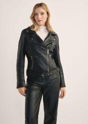 Dámska čierna kožená bunda KURDS-0184-99(KS), pohľad spredu na produkt na modelke. Viditeľná polovica siluety.