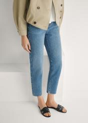 Dámske čierne pletené žabky BUTYD-0903C-99(W26), pohľad spredu na produkt na nohách modelky.