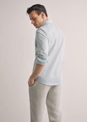 Pánska bavlnená košeľa s károvaným vzorom KOSMT-0277-8F(W26), pohľad na produkt zozadu na modelke. Viditeľná polovica siluety.