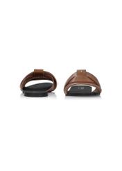 Dámske žabky v ťavej farbe s vrkočom BUTYD-0903C-1D(W26), pohľad na produkt spredu a zozadu na bielom pozadí.