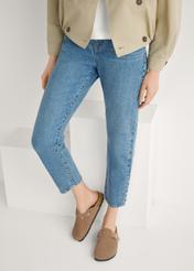 Dámske semišové žabky v ťavej farbe BUTYD-1267-1D(W26), pohľad spredu na produkt na nohách modelky.