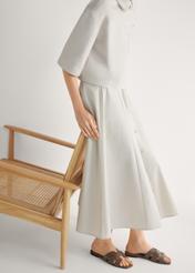 Dámske žabky s vrkočom v chladnej hnedej farbe BUTYD-0904D-1K(W26), bočný pohľad na produkt na nohách modelky.