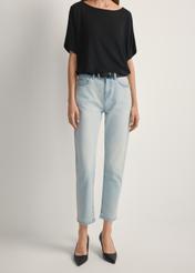 Svetlomodré dámske rifle JEADT-0011-7A(W26), pohľad spredu na produkt na modelke. Viditeľná polovica siluety.