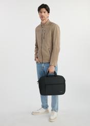 Čierna pánska taška na notebook TORMN-0343-99(W25), pohľad spredu na model. Celá silueta je viditeľná.