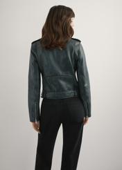 Dámska sivá kožená bunda KURDS-0371-9D(W26), pohľad na modelku zozadu. Viditeľná polovica siluety.