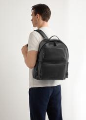 Pánsky čierny kožený batoh TORMS-0526-99(Z26) - pohľad spredu na produkt, modelovaný na svetlom pozadí. Viditeľná silueta po polovičnú dĺžku.