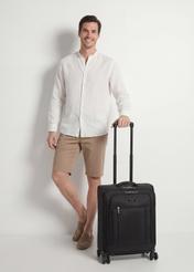 Malý kufor na kolieskach WALNY-0046-99-19(W26), diagonálny pohľad na produkt vedľa siluety modelky.