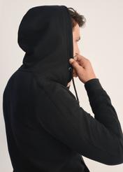 Pánska čierna mikina s kapucňou BLZMT-0074-99(Z25), detailný záber na kapucňu na modelke. Viditeľná horná časť tela.