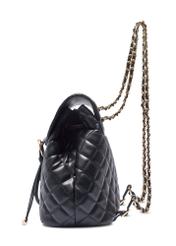 Čierny prešívaný dámsky batoh TOREC-1115-99(W26) - bočný pohľad na produkt, na bielom pozadí.