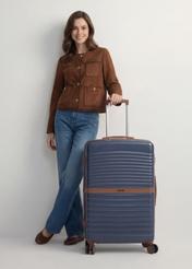 Veľký kufor na kolieskach WALAB-0084-7D-28(W26), pohľad spredu na produkt vedľa siluety modelky.