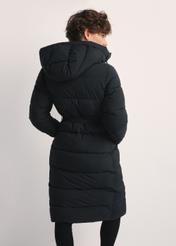 Dlhá čierna dámska bunda KURDT-0602-99(Z25), pohľad na produkt zozadu na modelke. Viditeľná polovica siluety.