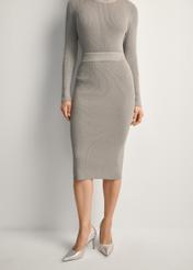 Dámska strieborná rebrovaná sukňa SPCDT-0113-91(Z25), pohľad spredu na výrobok na modelke. Viditeľná polovica siluety.